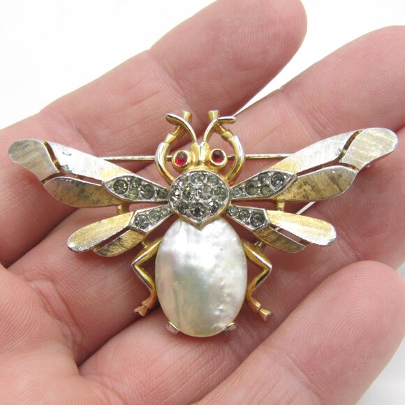 Crown Trifary Bee Brooch - Picture 1 of 7